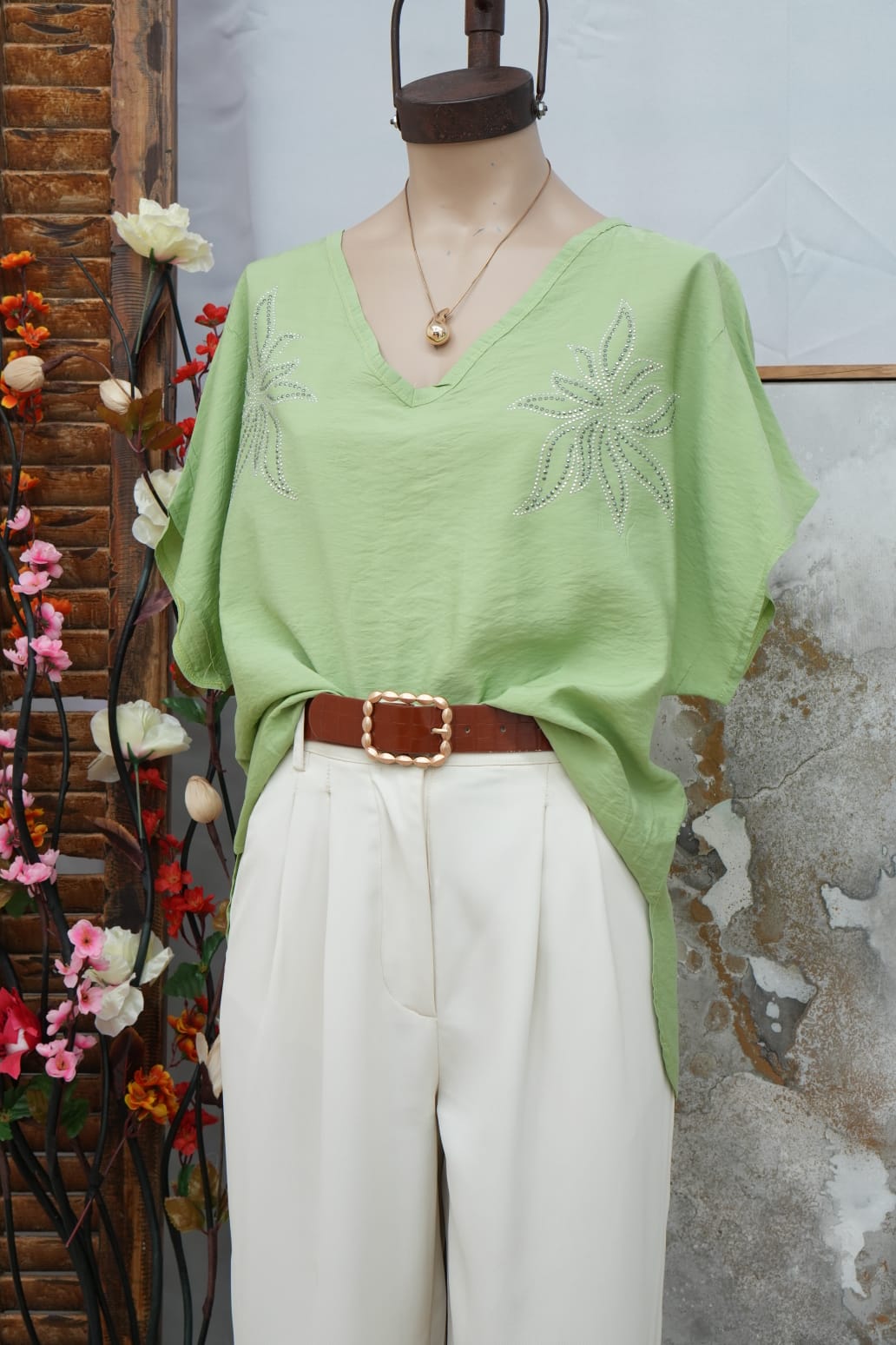 Blusa manga china Emilia con pinza atras ariel y apliques brillos