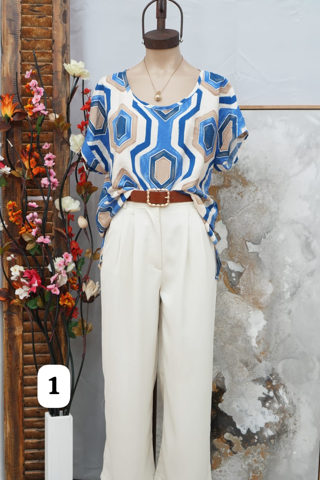 Blusa tela emilia estampada con Dobladillo en la manga y tajo en los costados