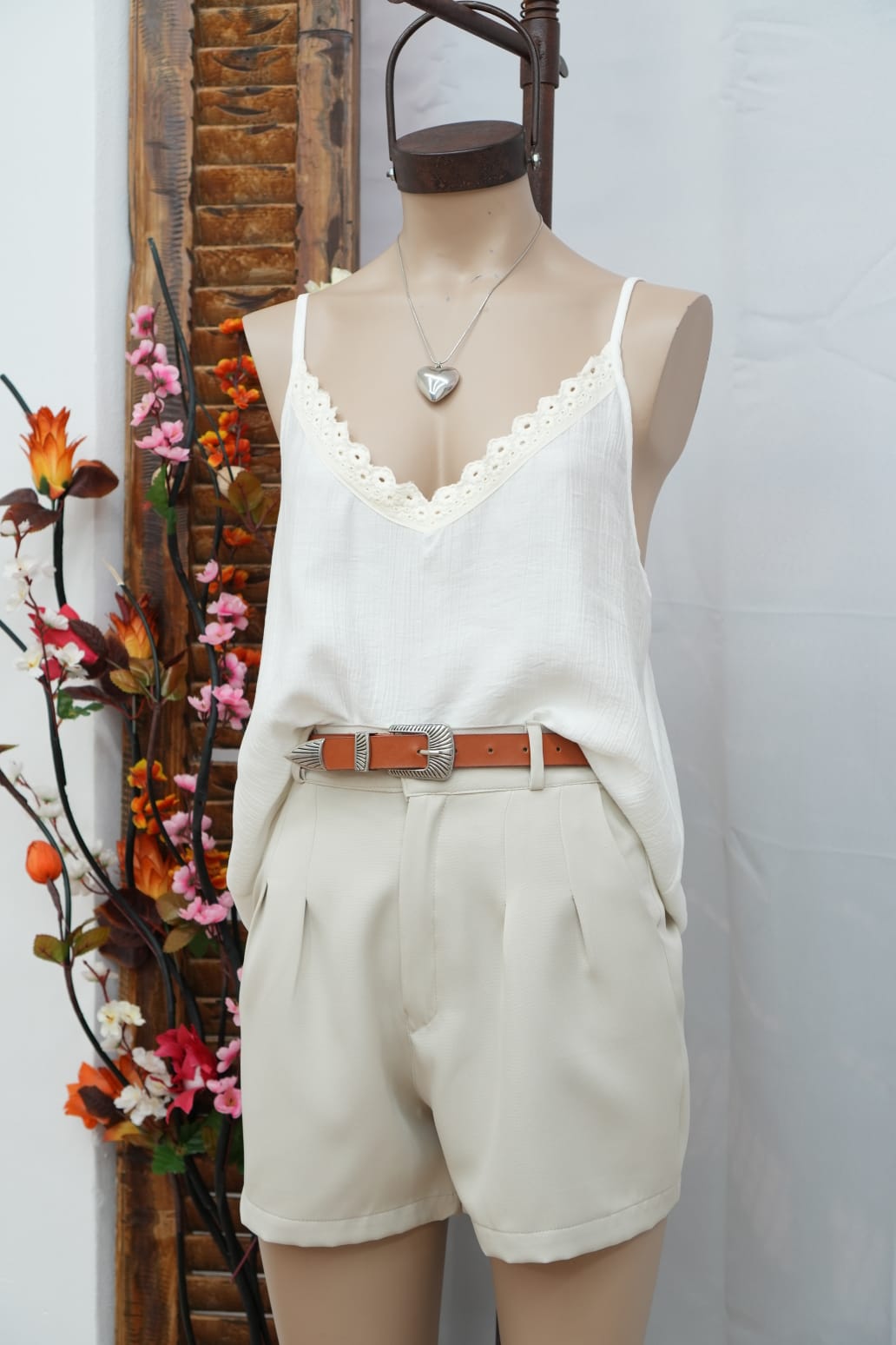 Musculosa de manila bretel fino con puntilla Bexa