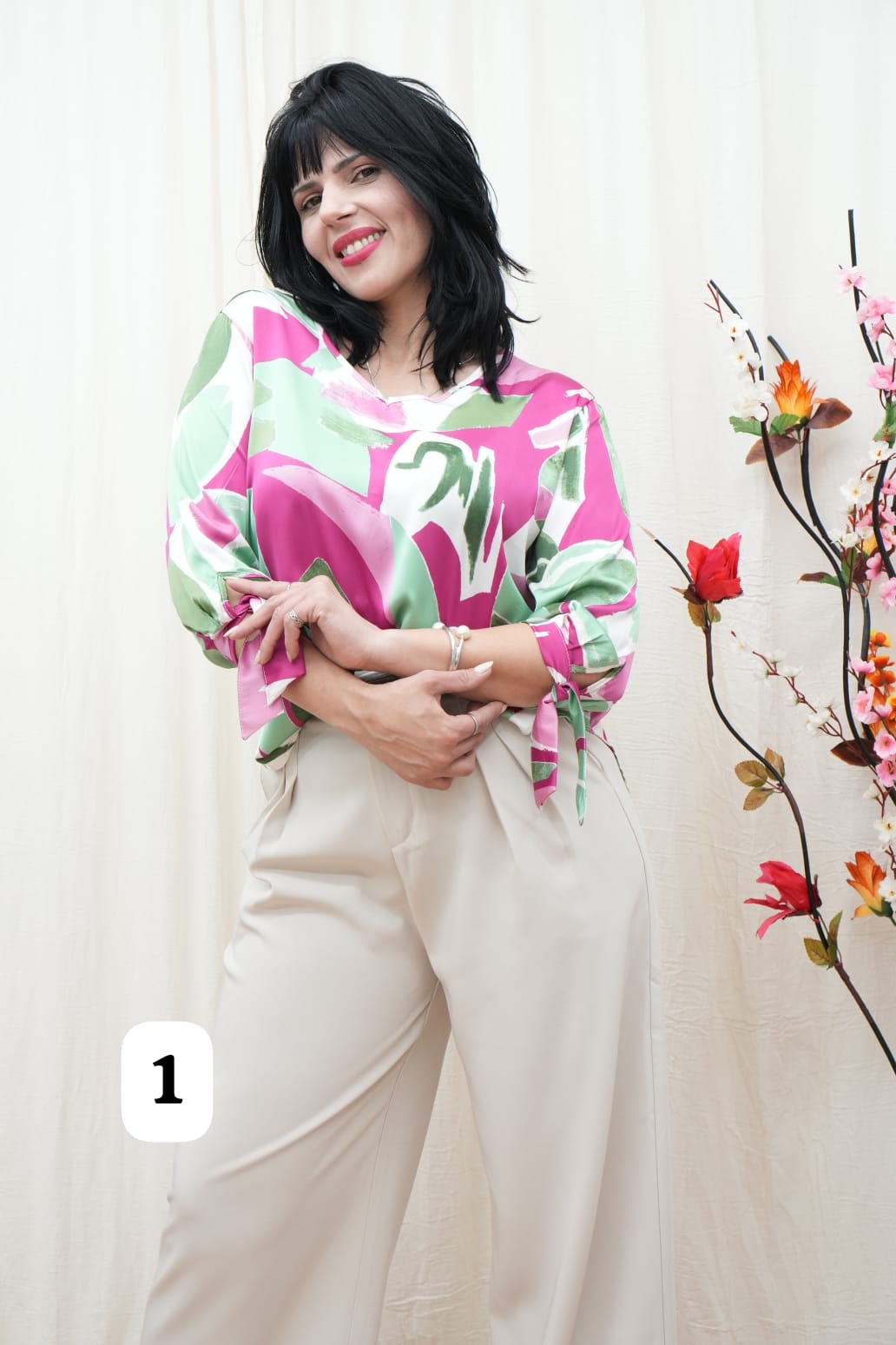 Blusa de saten estampado Cuello V con lazo en la manga Gigi.