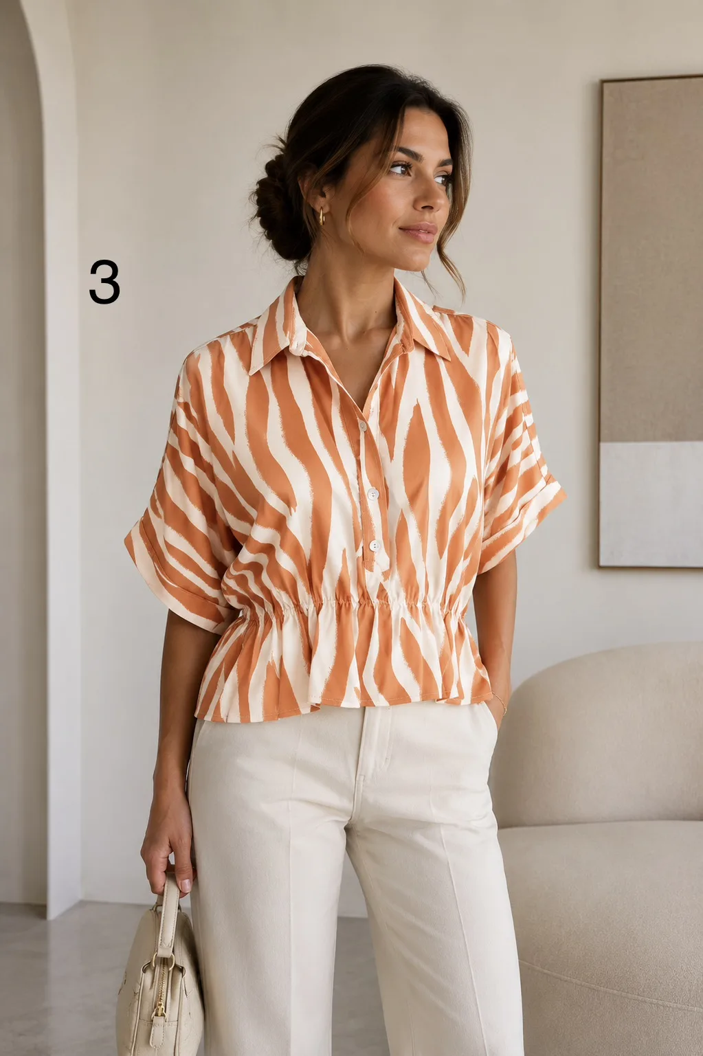 Alternative view of Blusa con cuello manga doblada y arrugada abajo de satén estampado Melisa