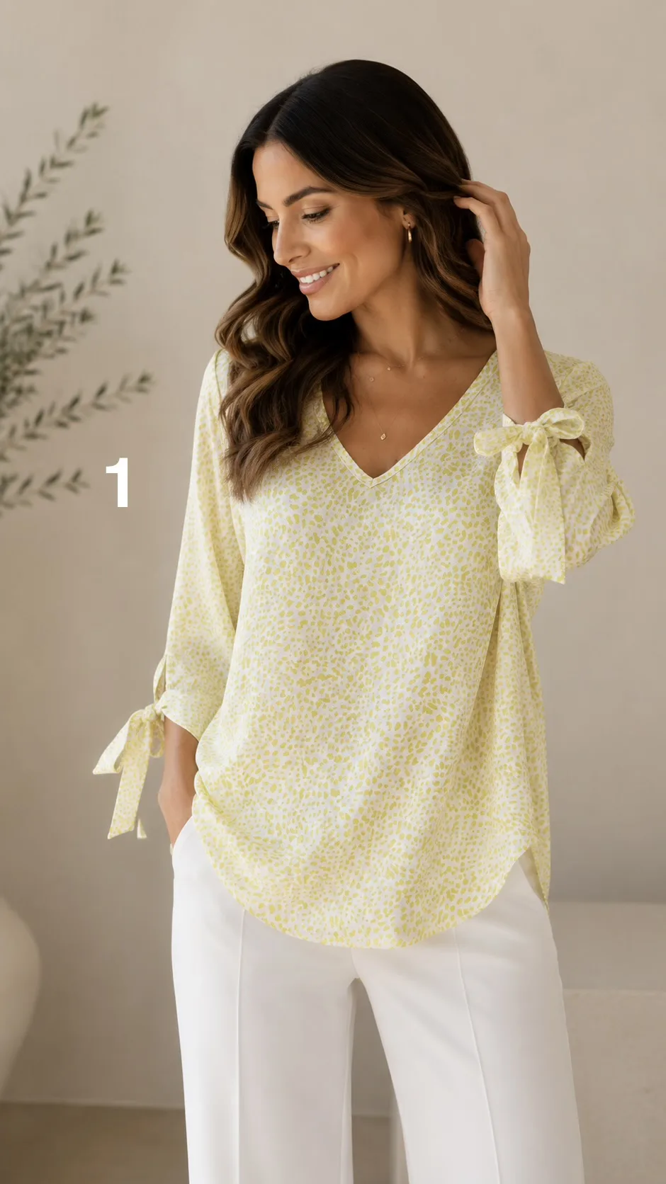 Blusa de satén estampado cuello V con lazo en la manga Gigi
