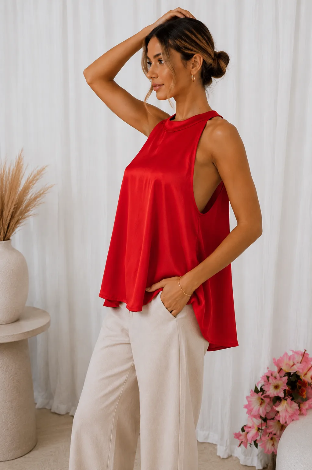 Musculosa cuello americano con botón atrás de satén liso LOLA